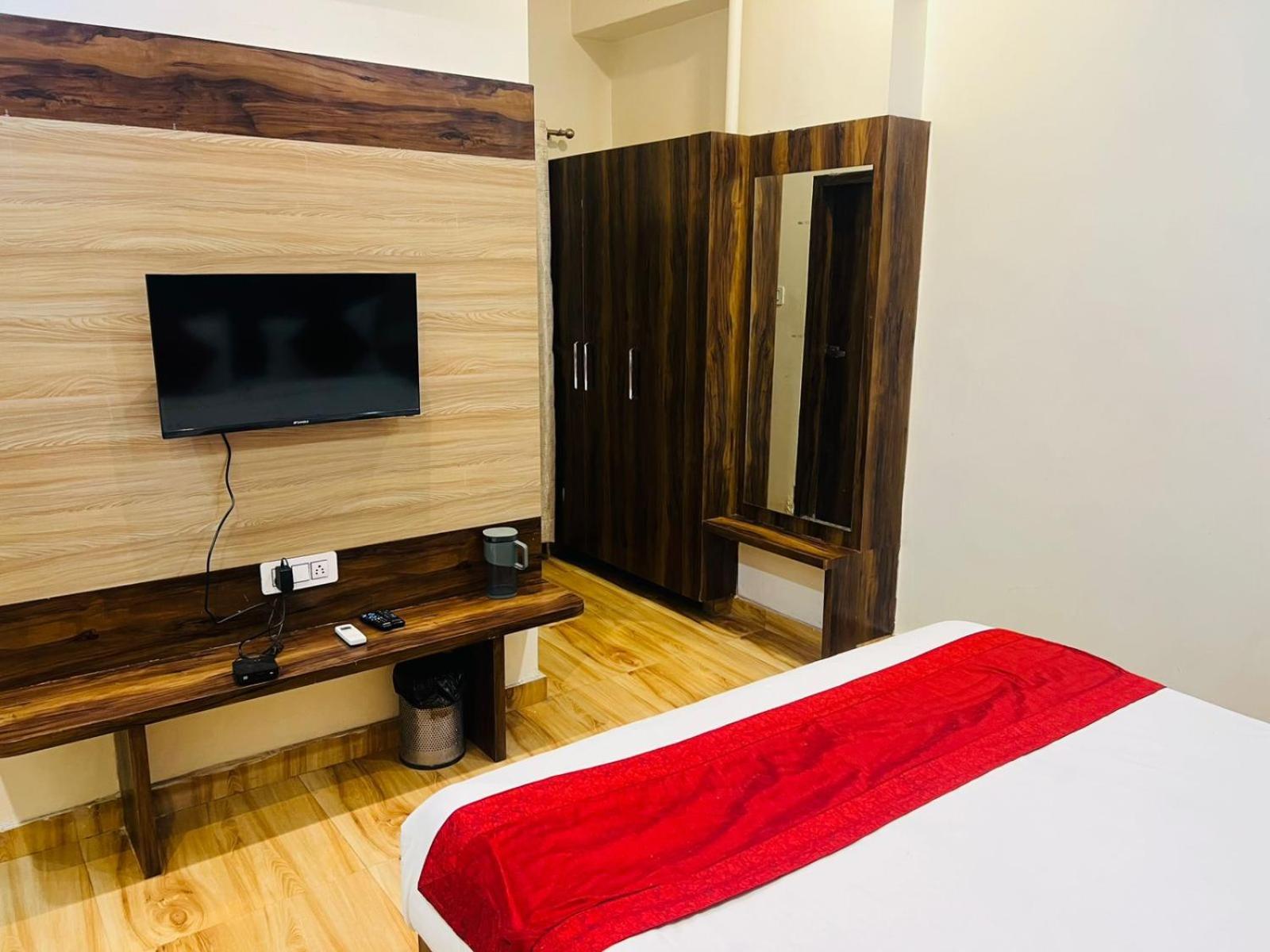 Hotel S V Grand Váránaszi Kültér fotó
